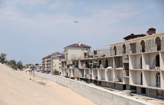 В Анапе сносят многоэтажки, построенные на дюнах