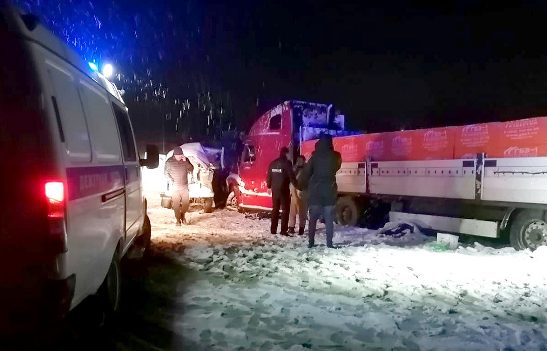 Машина медслужбы и грузовик столкнулись под Астраханью. Двое погибших