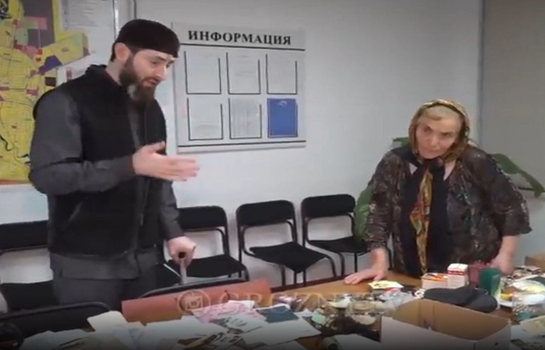 Владелицу библиотеки заклинаний публично отчитали в Чечне