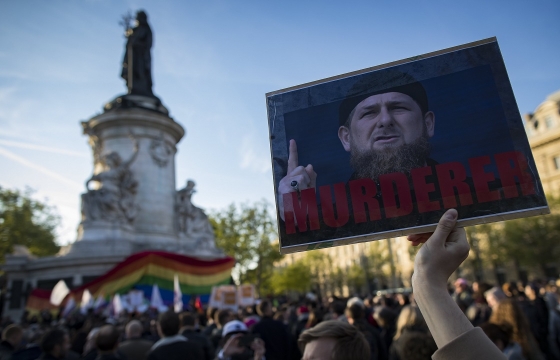 Почти 30 стран просят Кремль разобраться с преследованием геев в Чечне