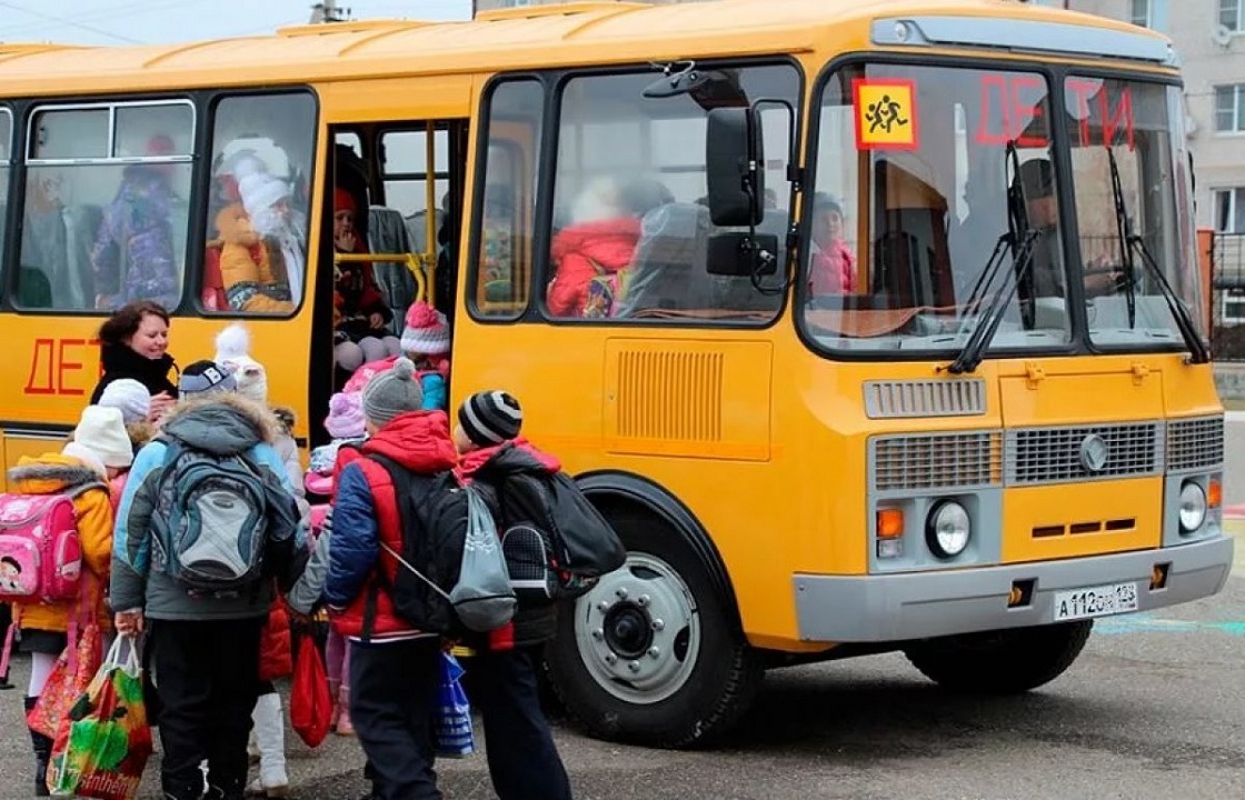 Из-за водителя легковушки на Кубани опрокинулся школьный автобус