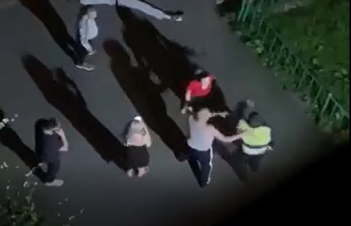 Владикавказцы попытались отбить пьяного водителя от полиции. Видео