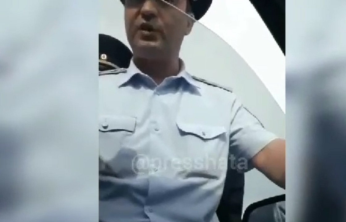 «Я сяду, но тебя с машины вытащу»: видео с агрессивным инспектором ДПС из Дагестана