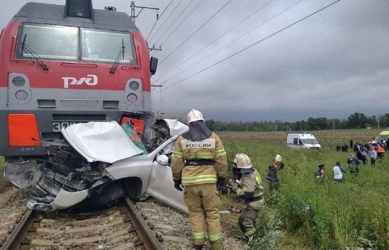 Автомобиль «расплющило» в ДТП с поездом на Кубани