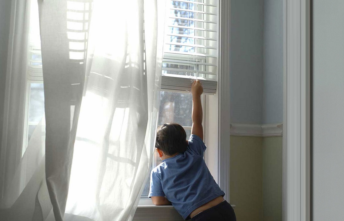 Следком проверит падение из окна ребенка в детсаду Астрахани