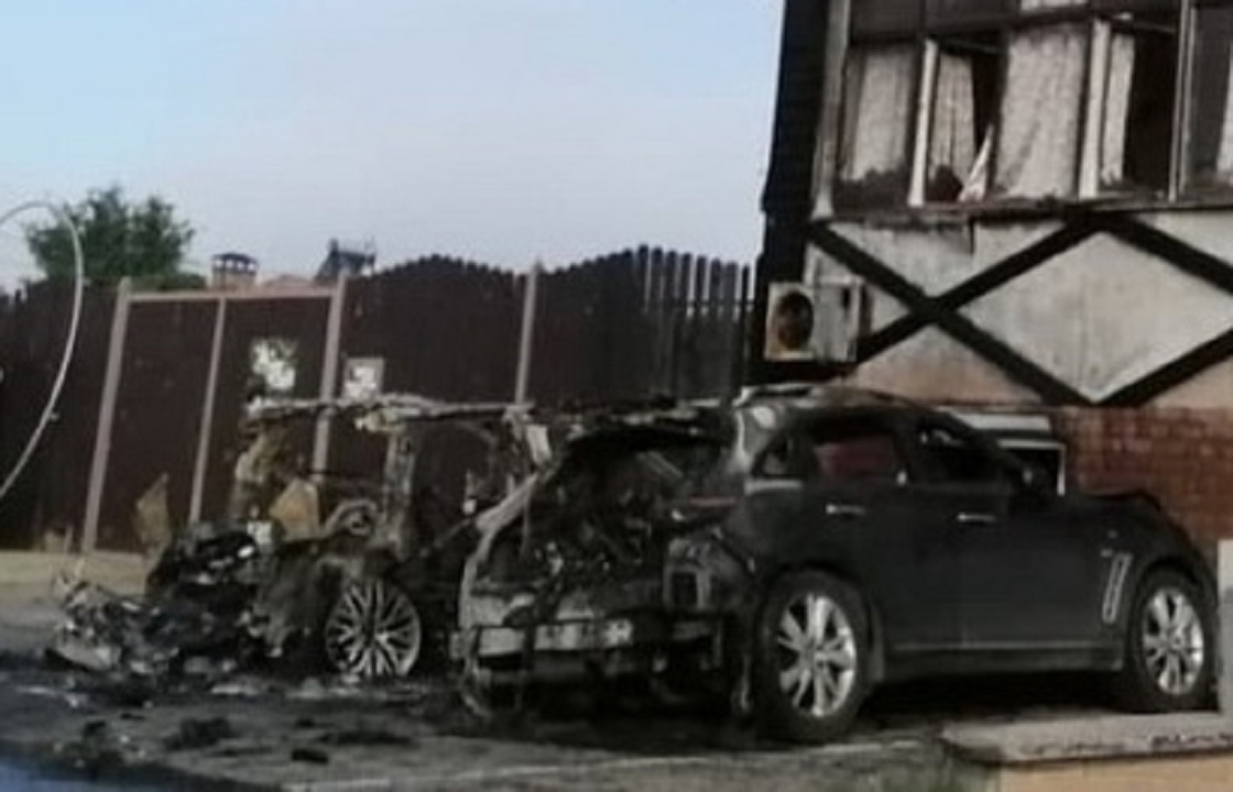 VIP-машины сгорели около гостиницы в Керчи