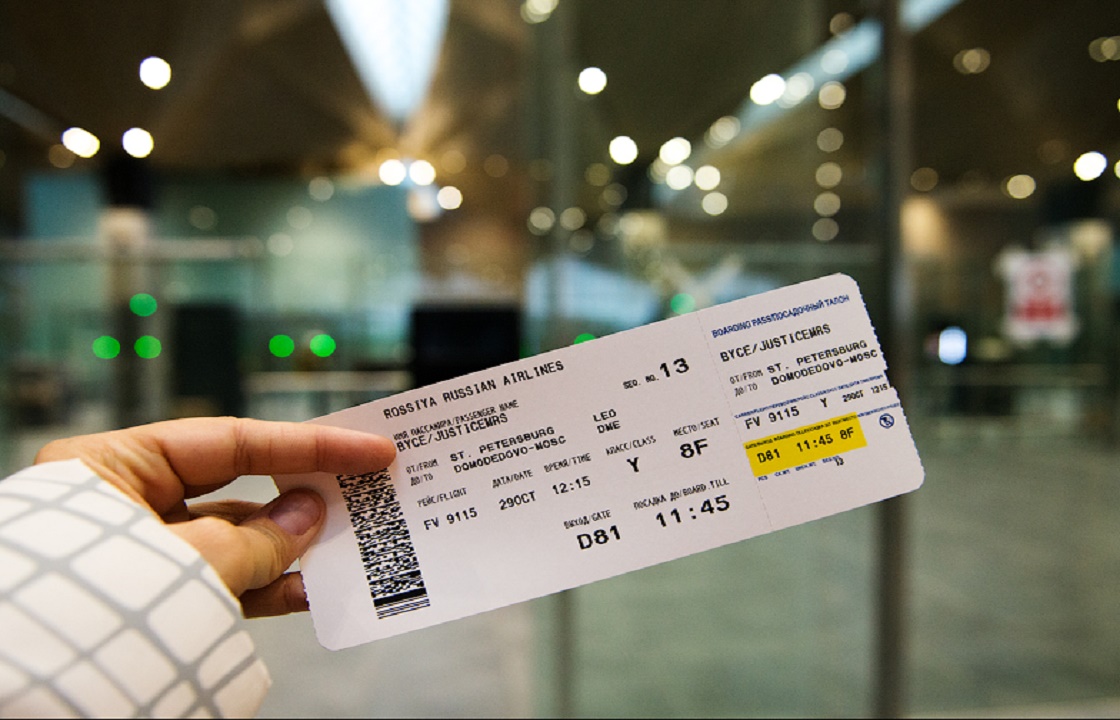 В аэропорту можно купить билет на самолет. Билеты на самолет. Билет в руке. Фото авиабилетов в руках. Билет аэропорт.