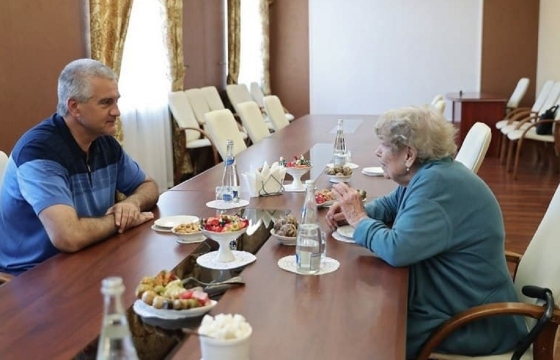 Ставшая россиянкой советница президента США встретилась с главой Крыма. Фото