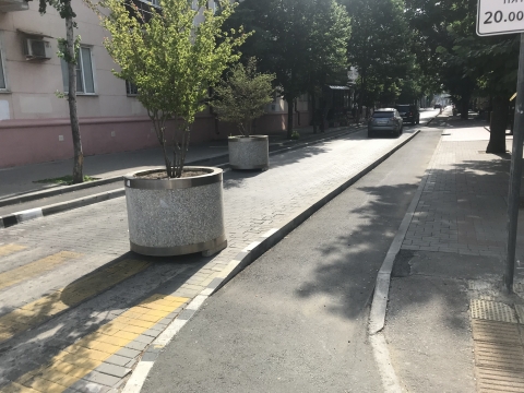 В Краснодаре начали бороться с парковкой на велодорожках