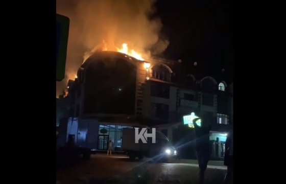 Крупный пожар в многоэтажном доме в Горячем Ключе. Видео