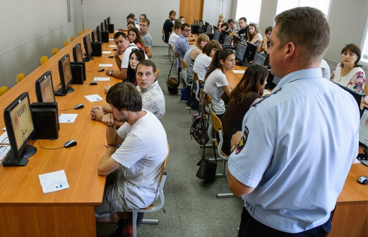 Инспекторы ГИБДД из Астрахани раздавали права без экзаменов