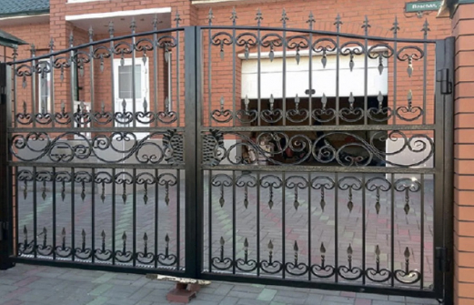 Жительница Крыма с сообщниками украла ворота дома