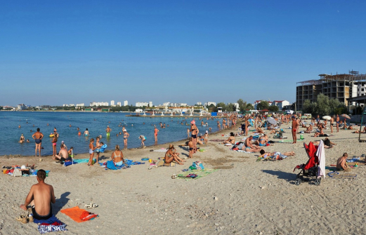 Губернатор Севастополя потребовал оградить пляж противотанковыми цилиндрами