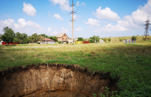Вход в преисподнюю: в Крыму после ливней образовалась огромная воронка