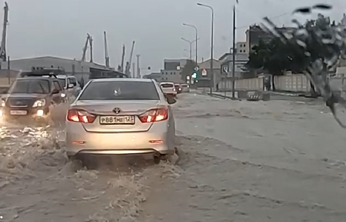 Горожане показали затопленные улицы в Анапе и Новороссийске. Видео