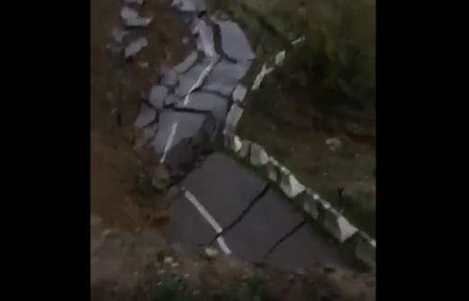 Оползень снес асфальтовую дорогу в Дагестане. Видео