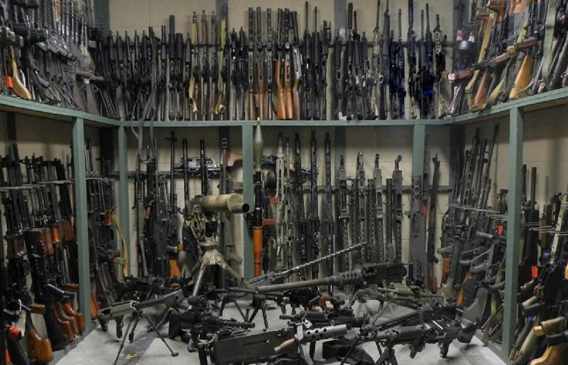 Житель Дагестана обнаружил в кладовке тайный склад с оружием. Видео
