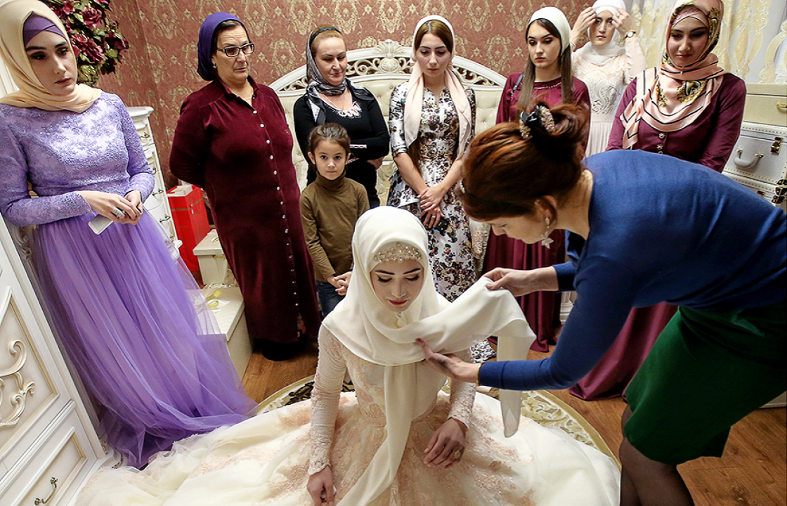 Блокировавших свадебные VIP-кортежи подростков отчитали в Грозном