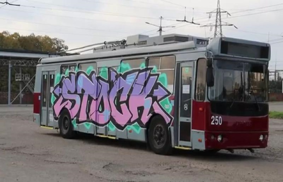 Полиция ищет райтера, разрисовавшего троллейбус в Краснодаре