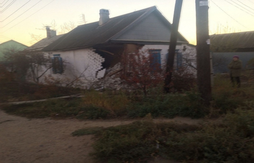 Пьяный водитель в Волгограде протаранил два дома и трубу. Видео
