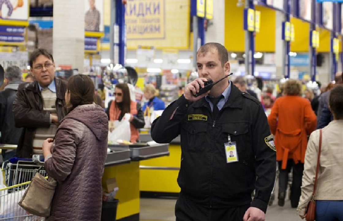 Охрана торговой организации. Охранник в супермаркете. Охранник гипермаркета. Охрана магазина метро. Охранник в торговом центре.