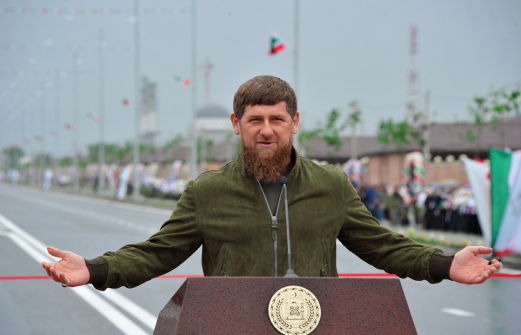 Кадыров рекомендовал не пожимать руки при приветствии