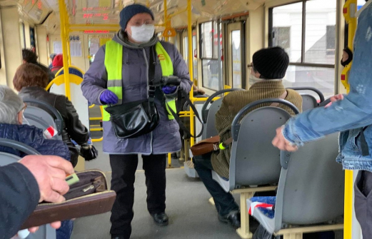 Антимасочники и пассажиры устраивают потасовки в трамваях Краснодара