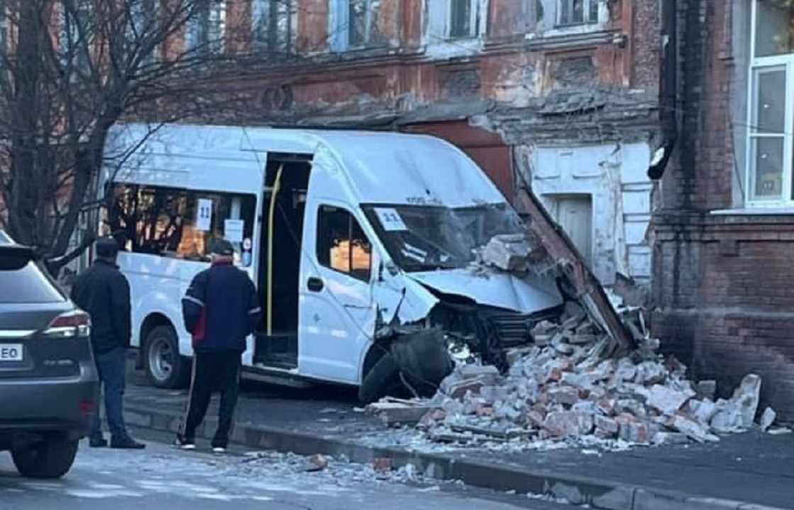 Маршрутка протаранила дом во Владикавказе. Фото