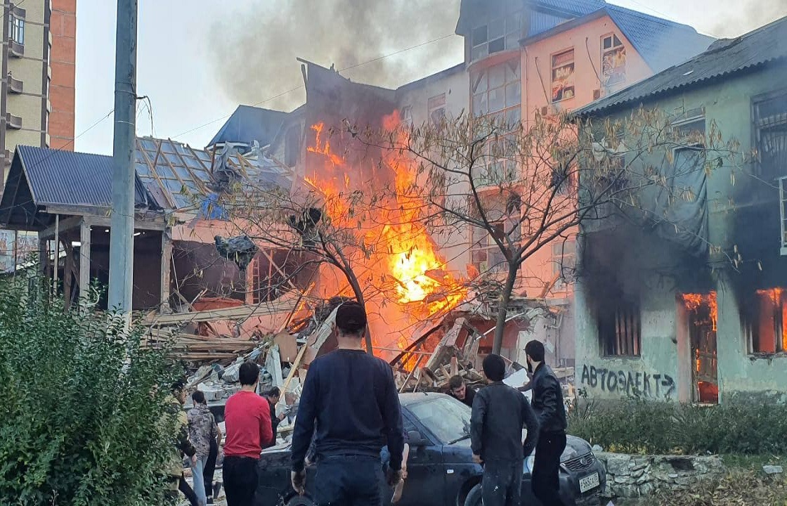 Жилой дом взорвался в Махачкале. Видео