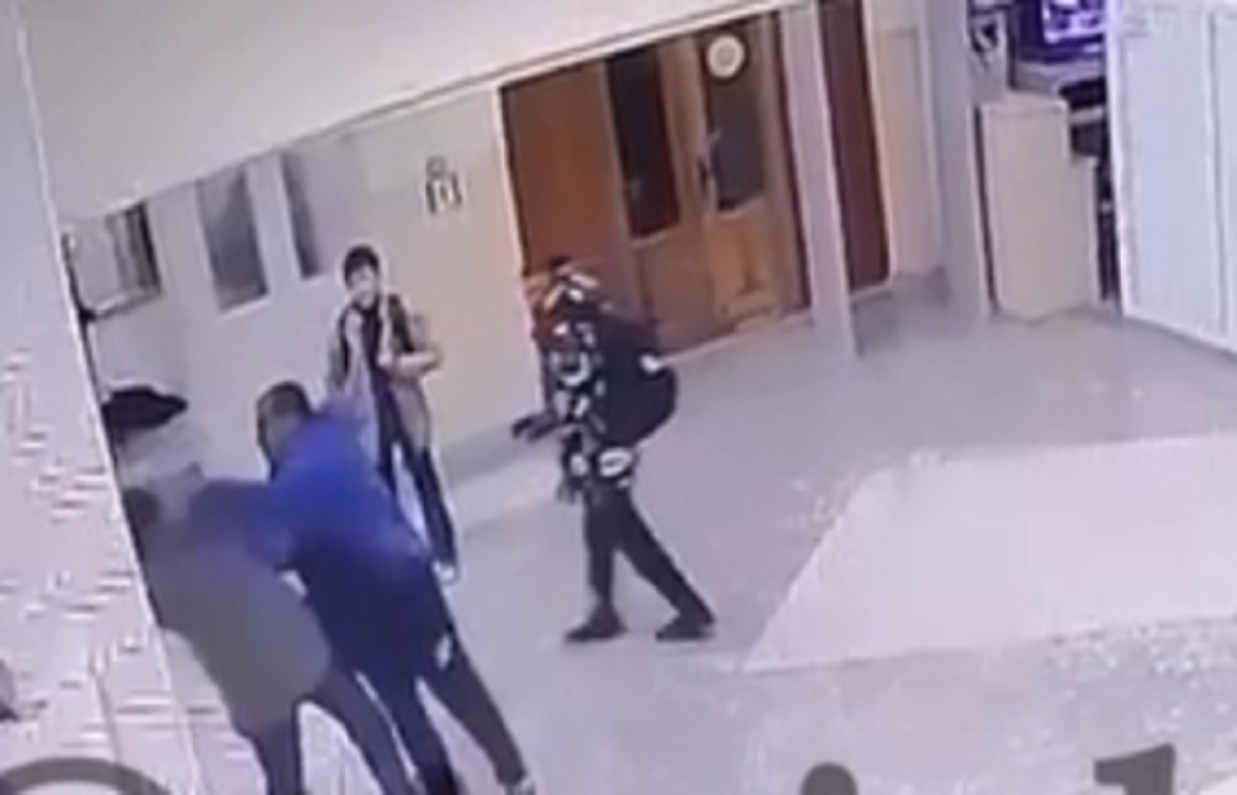 Кубанец в школе избил 12-летнего одноклассника пасынка. Видео