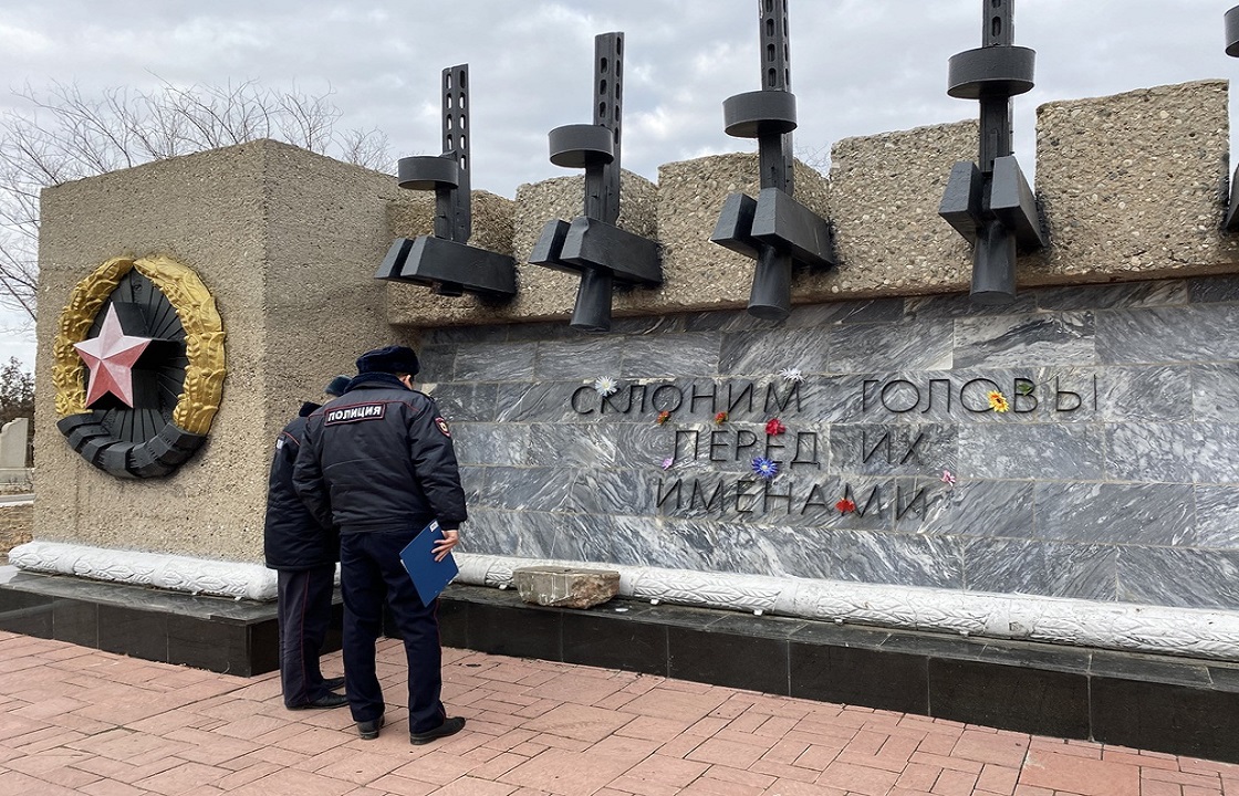 Полиция ищет вандалов, сломавших памятник погибшим в ВОВ в Астрахани