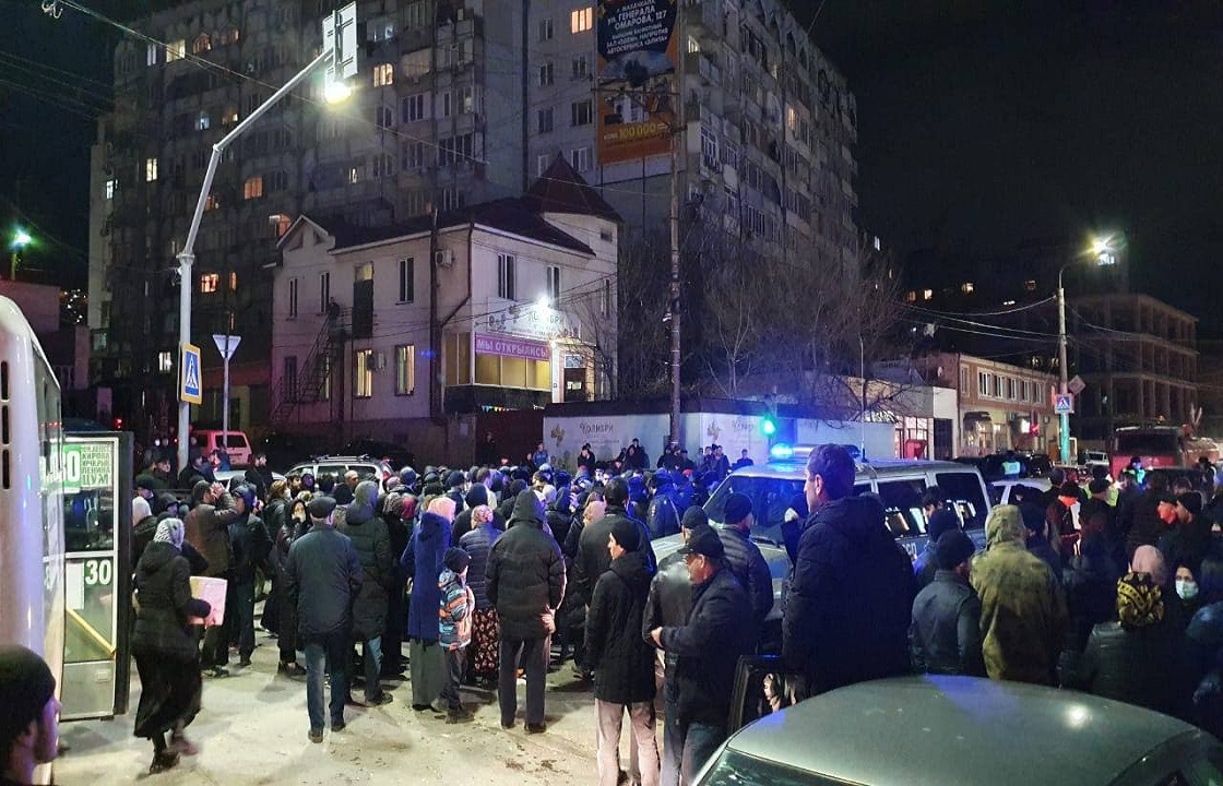 Стихийный митинг оставшихся без газа жителей прошел в Махачкале. Фото