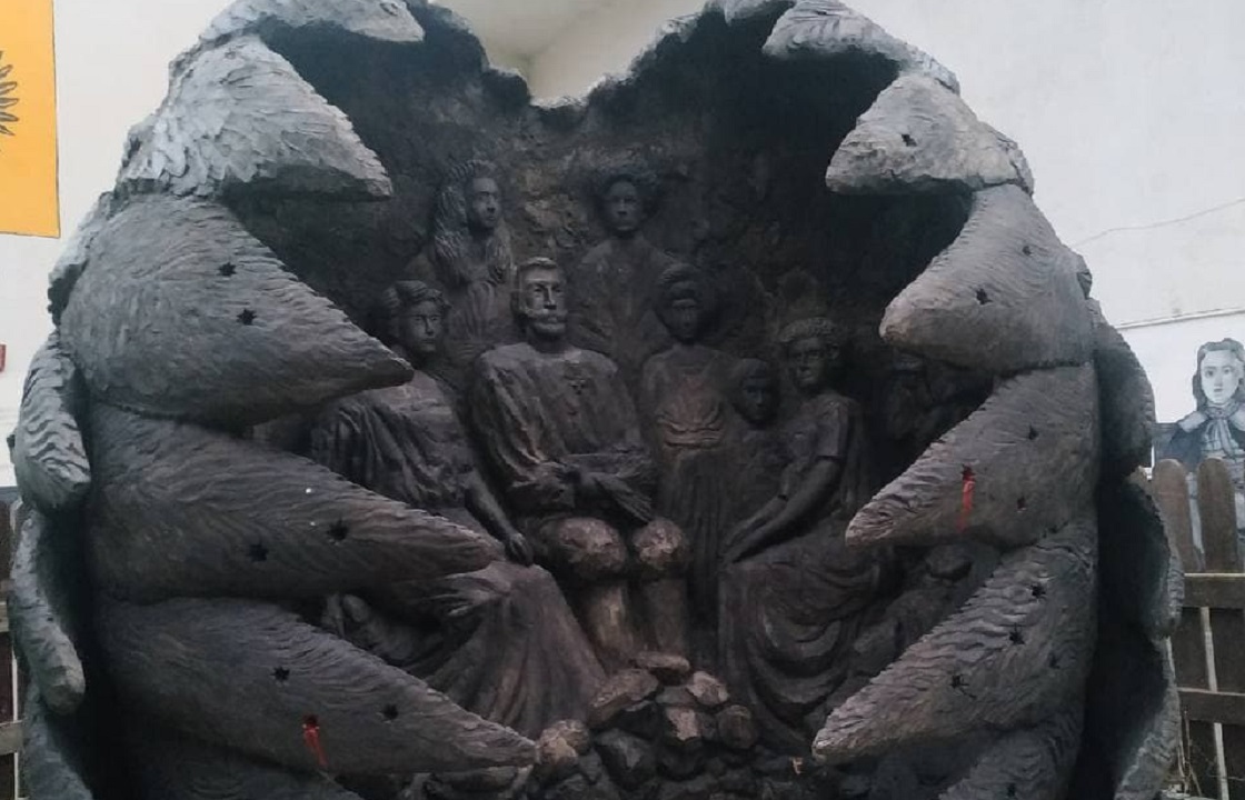«Яйцо Чужого»: в Крыму установили странный памятник царской семье
