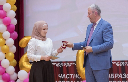 21-летняя дочь Кадырова получила медаль «За заслуги перед Чечней»