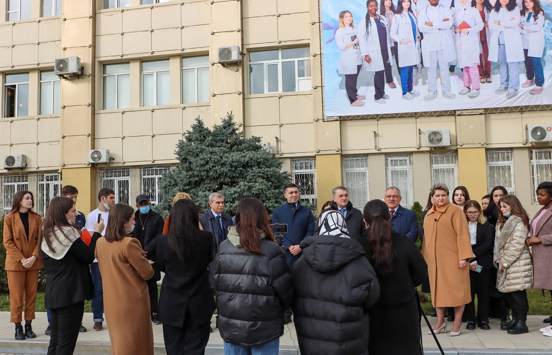 В Махачкале депутат и чиновники торжественно открыли баннер с врачами