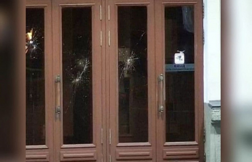 Разбившему стекла в администрации Краснодарского края грозит до трех месяцев ареста