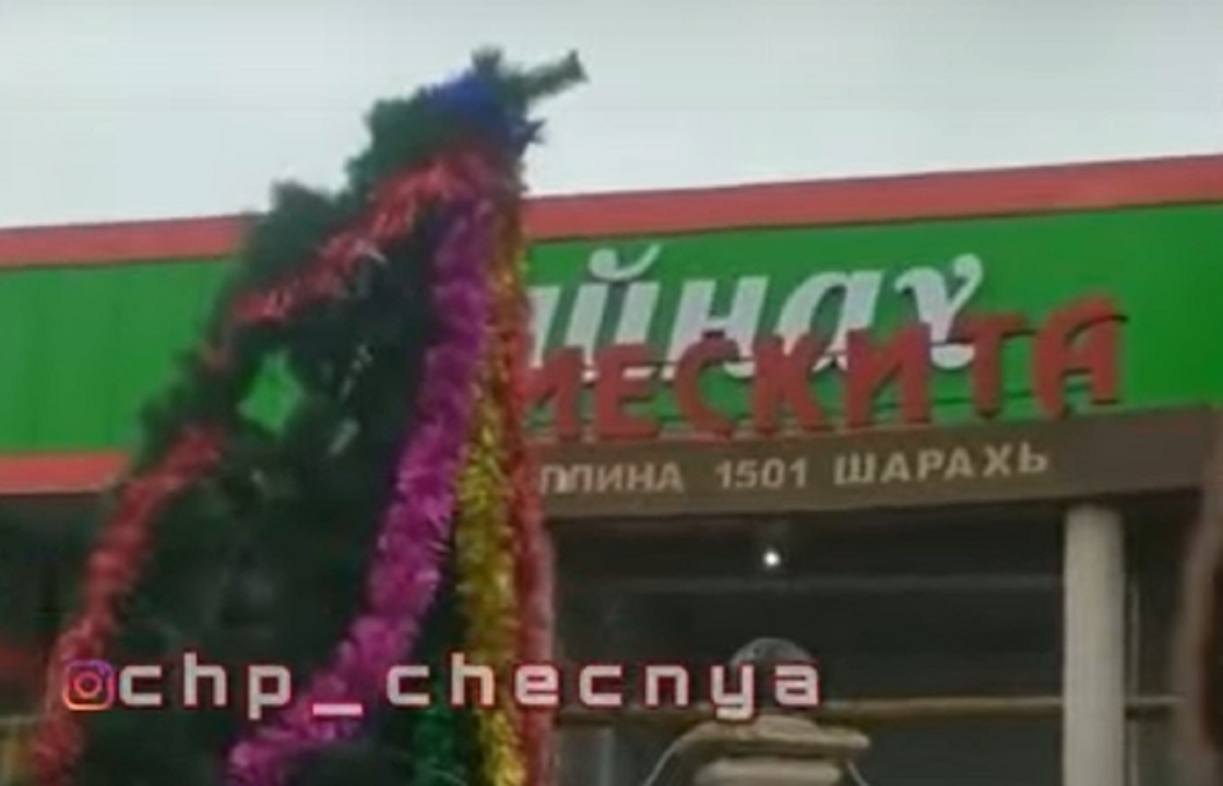 Житель Чечни извинился за «неуважение к новогодней елке»