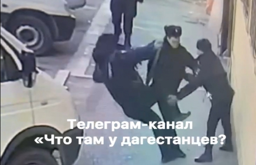Дагестанские полицейские устроили потасовку на улице – медиа