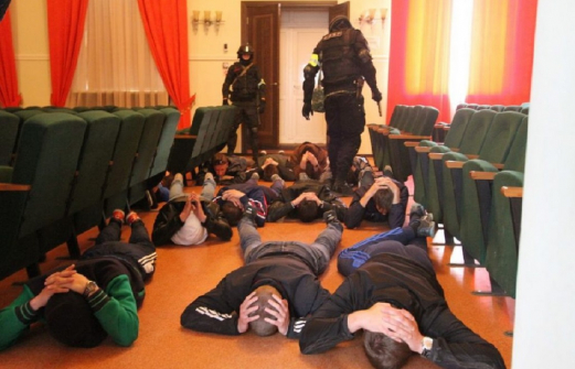 Астраханец в шутку «захватил заложников» и вызвал полицию