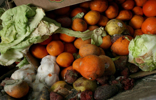 Менеджер торговой сети в Астрахани за взятку принял в продажу пропавшие овощи