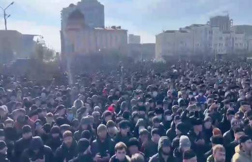 Полмиллиона чеченцев пришли на митинг против Янгулбаевых в центре Грозного. Видео