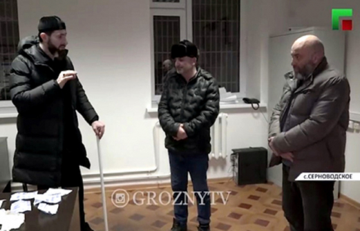 Жителей Чечни публично наказали за обращение к гадалкам