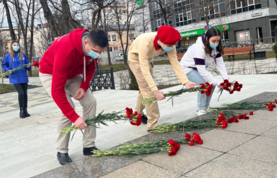 Важно помнить своих героев: молодежь Кубани возложила цветы к монументу Суворова