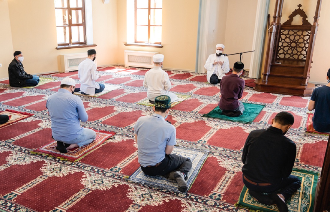 Что читает имам. Мечети Дагестана Муфтият. Люди в мечети. Молятся в мечети. Намаз в мечети.