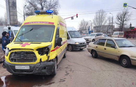 Медики скорой помощи пострадали в ДТП в Волгограде