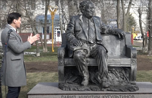 На открытии памятника Кугультинову глава Калмыкии не смог прочесть его стих. Видео