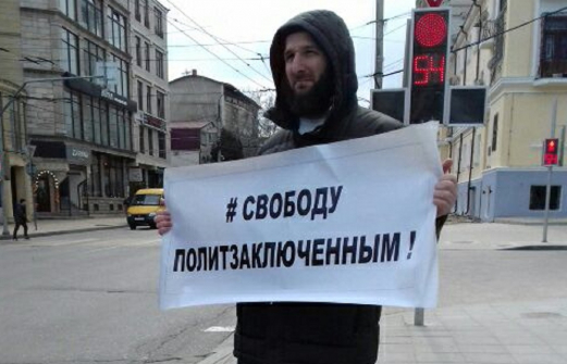 Махачкале проходят пикеты в поддержку журналиста Гаджиева