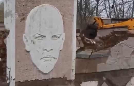 Не только на Украине: под Астраханью снесли стелу с Лениным