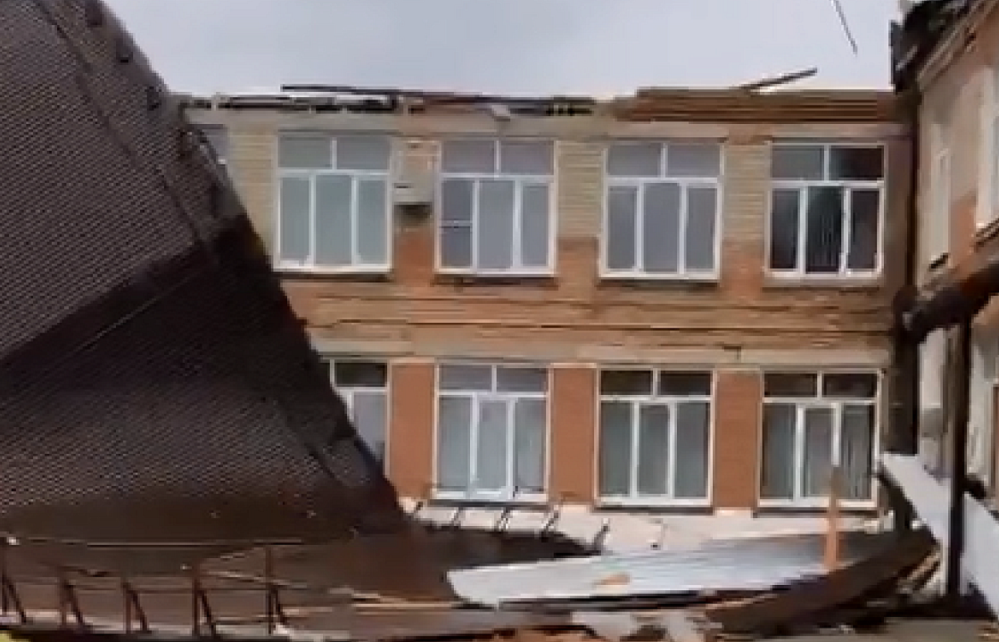 Ветер сорвал крыши с двух школ в Краснодарском крае