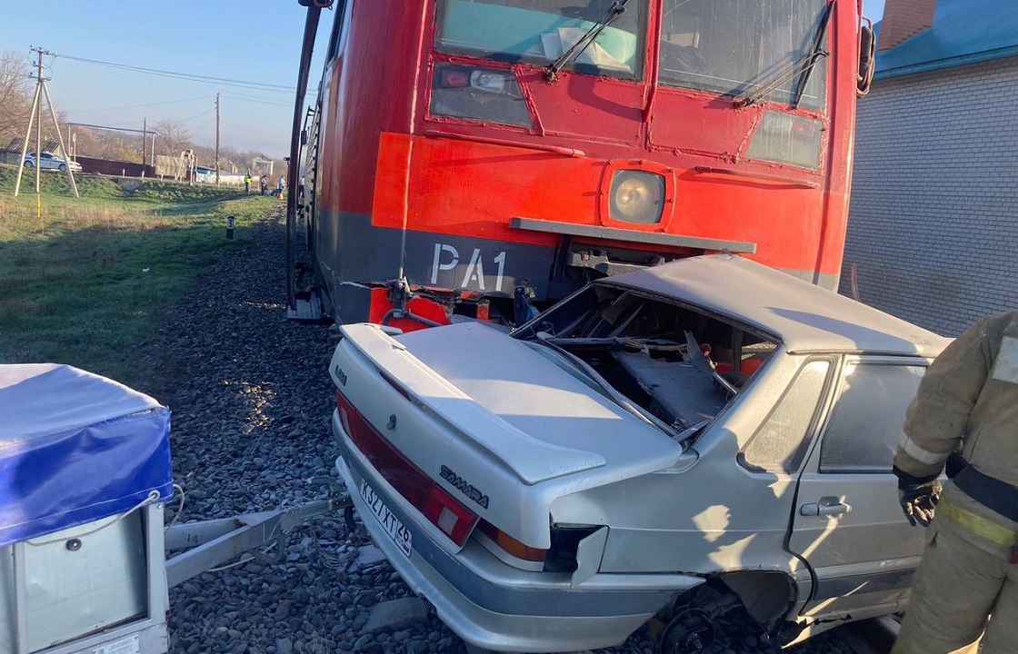 Электричка протаранила автомобиль в Невинномысске. Видео